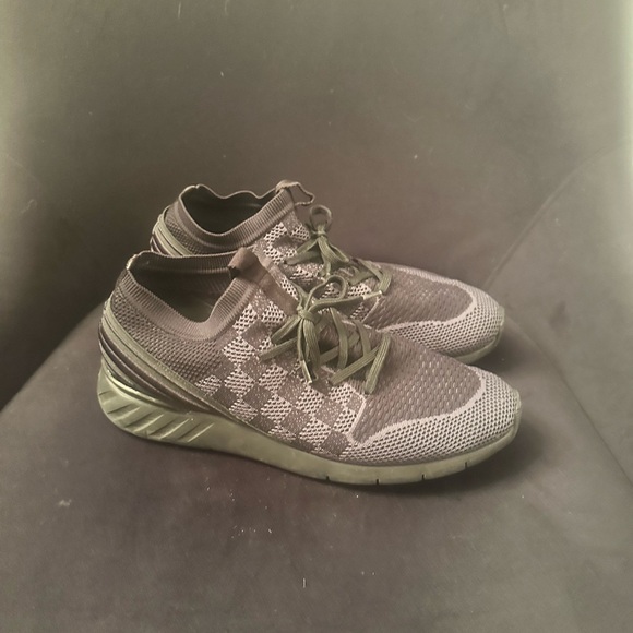 Louis Vuitton Other - LOUIS VUITTON Sneakers